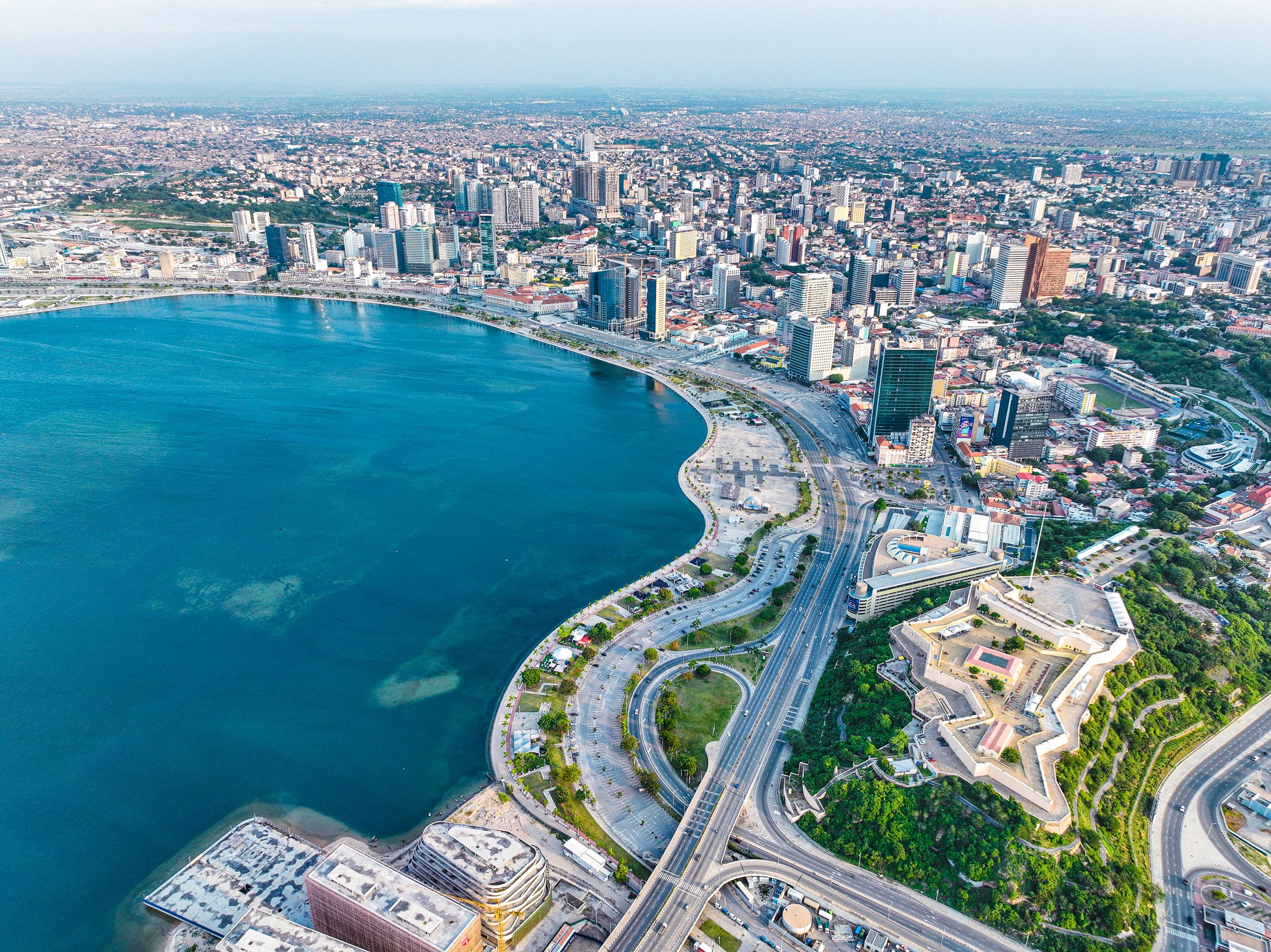 Vista aérea da Marginal de Luanda, com a baía, a cidade e a Fortaleza de São Miguel